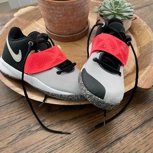 Nike basketball shoes! Kyrie Flytrap 3 SE GS… Big kids size 7